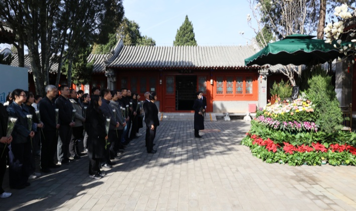 苏辉带领台盟中央机关干部赴八宝山革命公墓追思台盟前辈