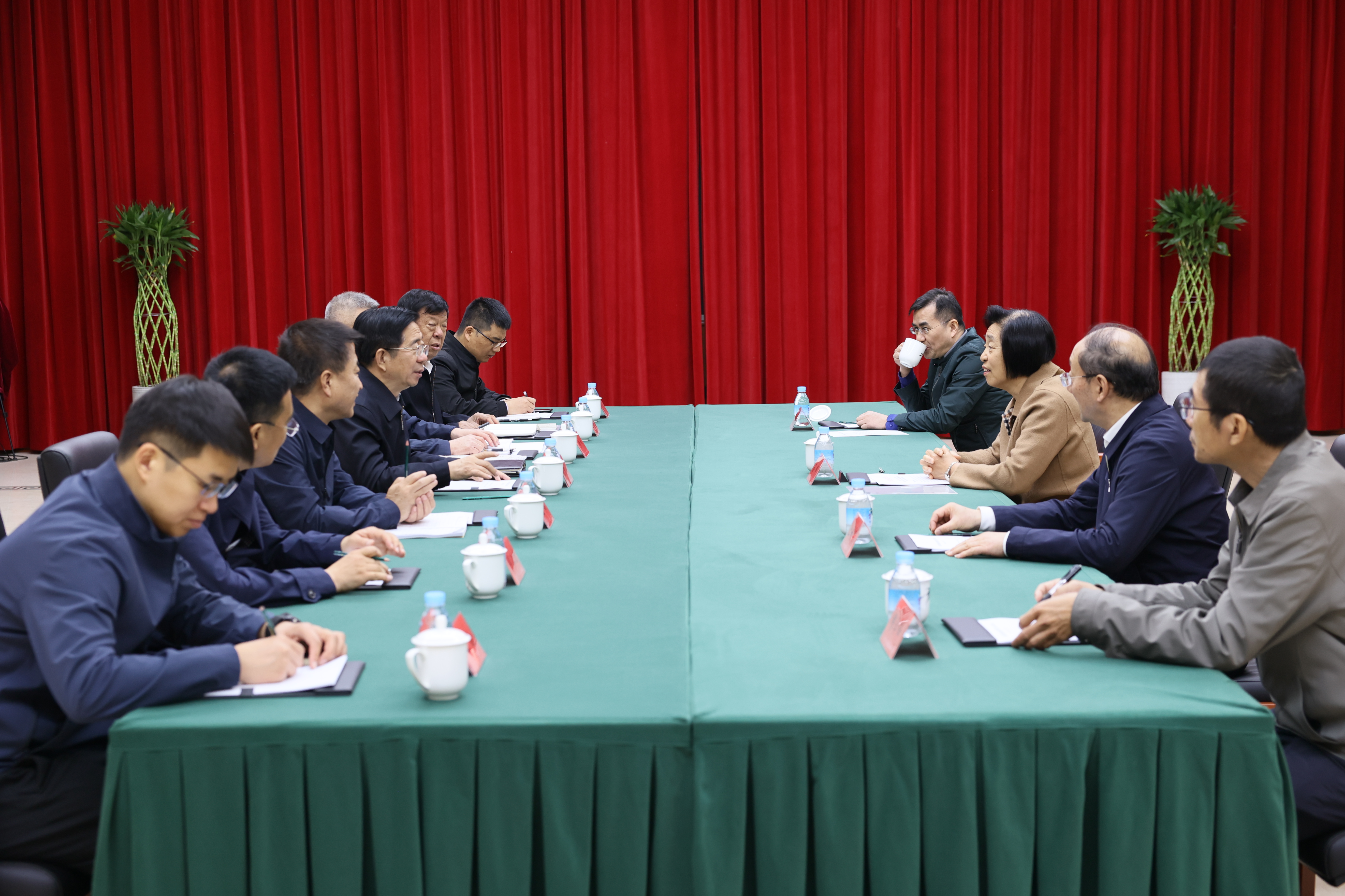 苏辉会见山西省政协党组副书记、副主席张吉福一行