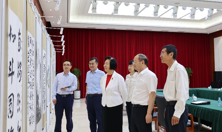 苏辉参观台盟庆祝中国共产党成立105周年主题书画展