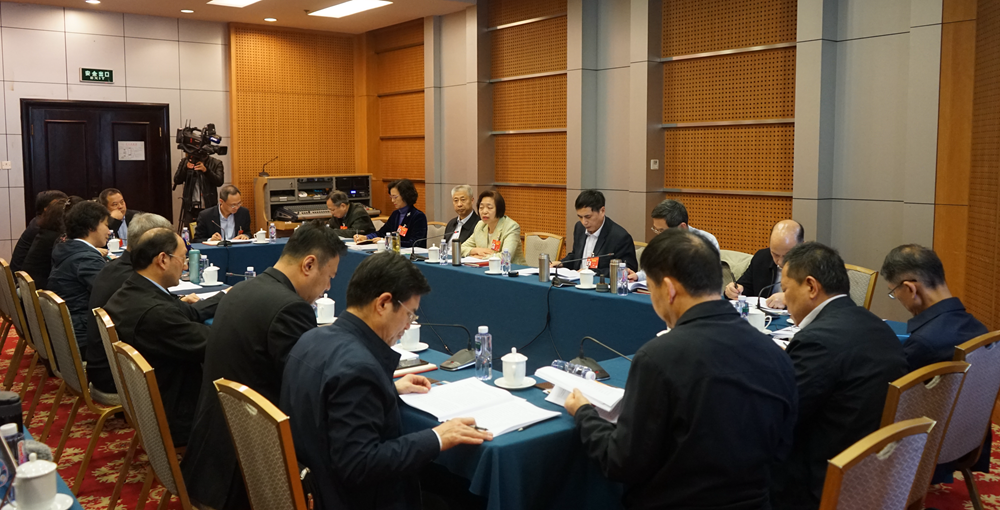 3月5日，出席全国政协十三届二次会议的台盟界政协委员，在委员驻地召开小组会议，讨论政府工作报告。